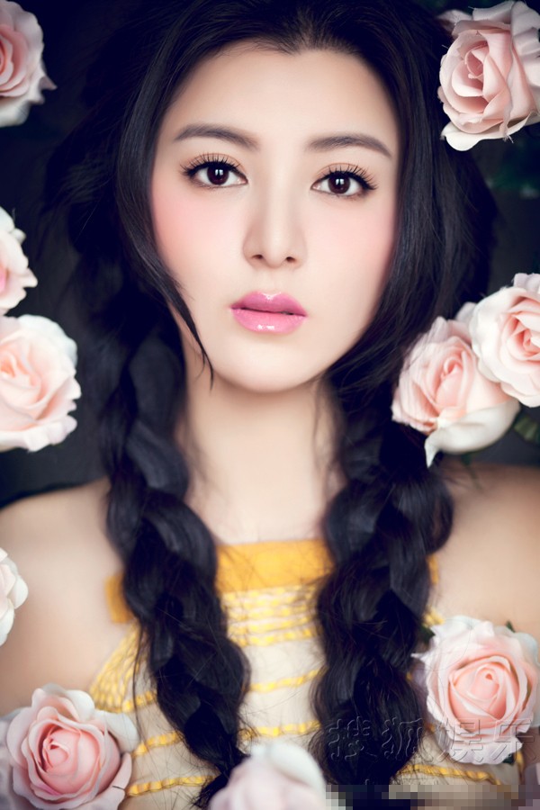 Người đẹp sinh năm 1980 từng tốt nghiệp khoa Dẫn chương trình của Học viện Điện ảnh thuộc Đại học Trùng Khánh năm 2006.